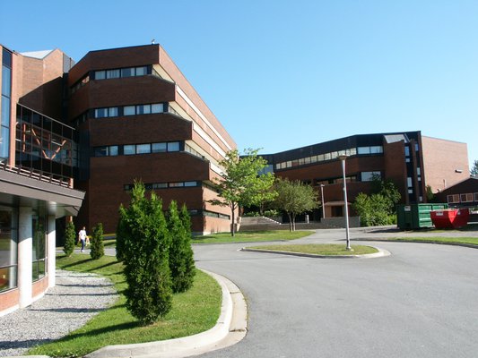 Các thành tựu và cơ sở vật chất tại Cambrian College, Canada